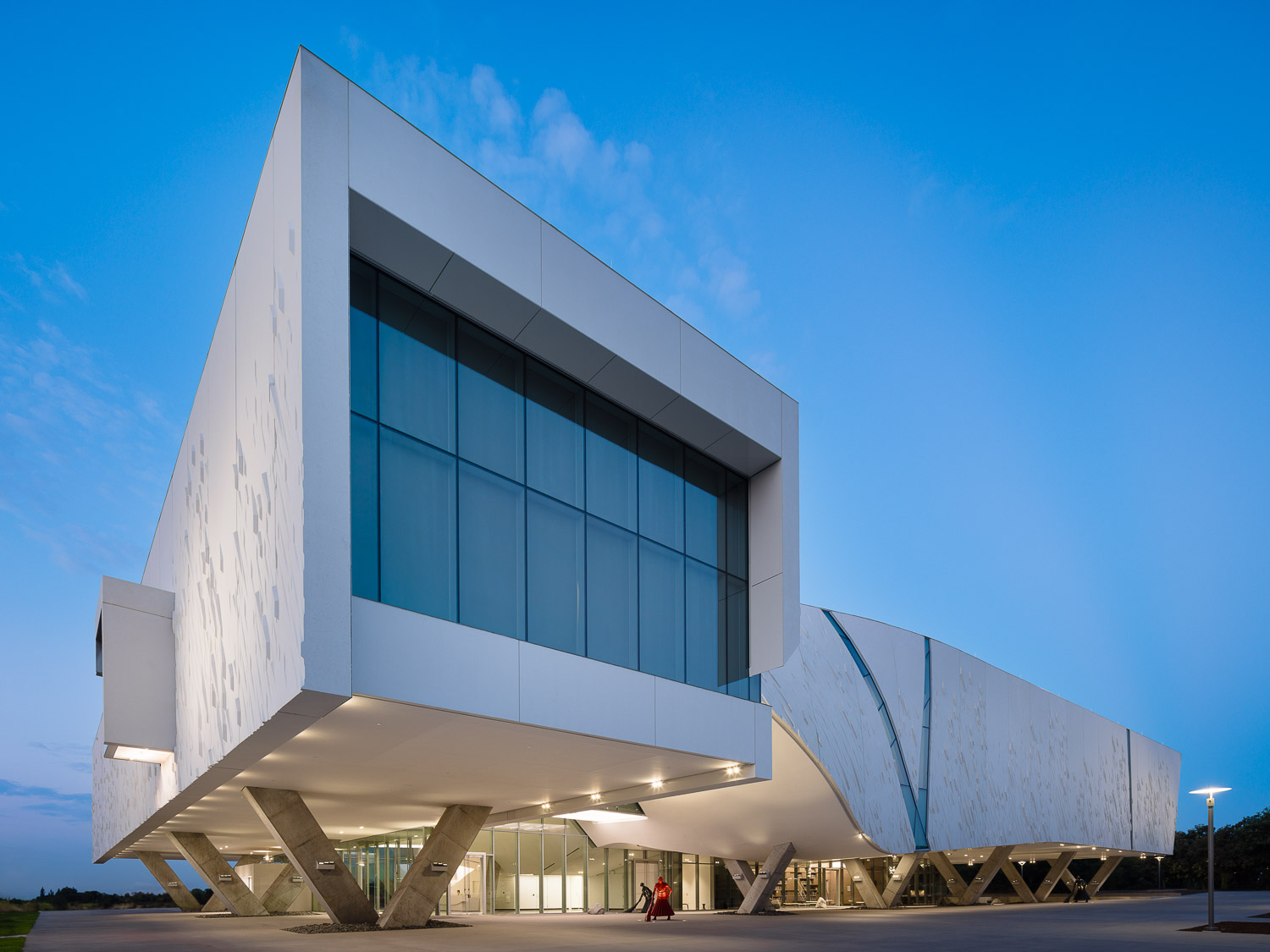 North-facing view of The Sweepers by Wang Shugang at the O'Donnell Athenaeum Phase I Museum. Photo: ©Mauricio Rojas, Courtesy of UT Dallas