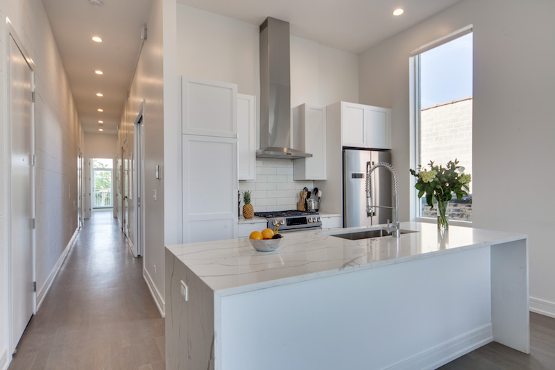 The kitchen and a hallway leading to rooms at Common Damen