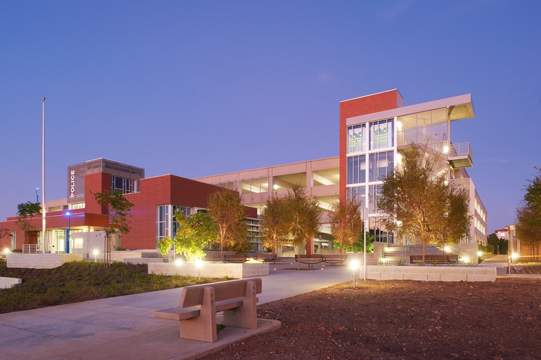 A key design element in the police substation was the green roof grid system, wh