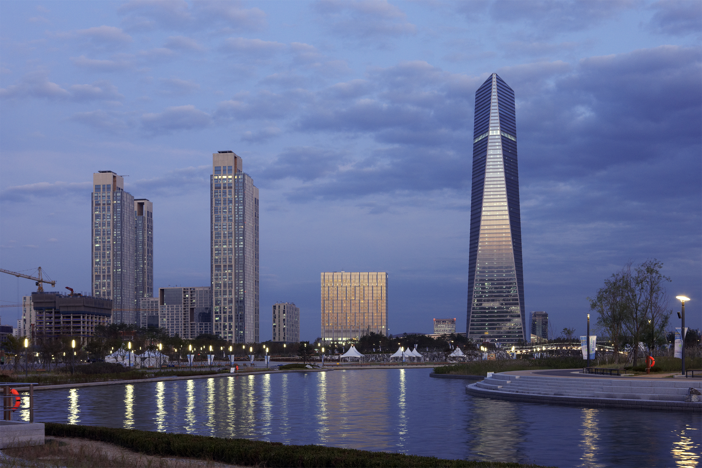 Inside the 68-story building are apartments, offices and a hotel. Photo credit: 