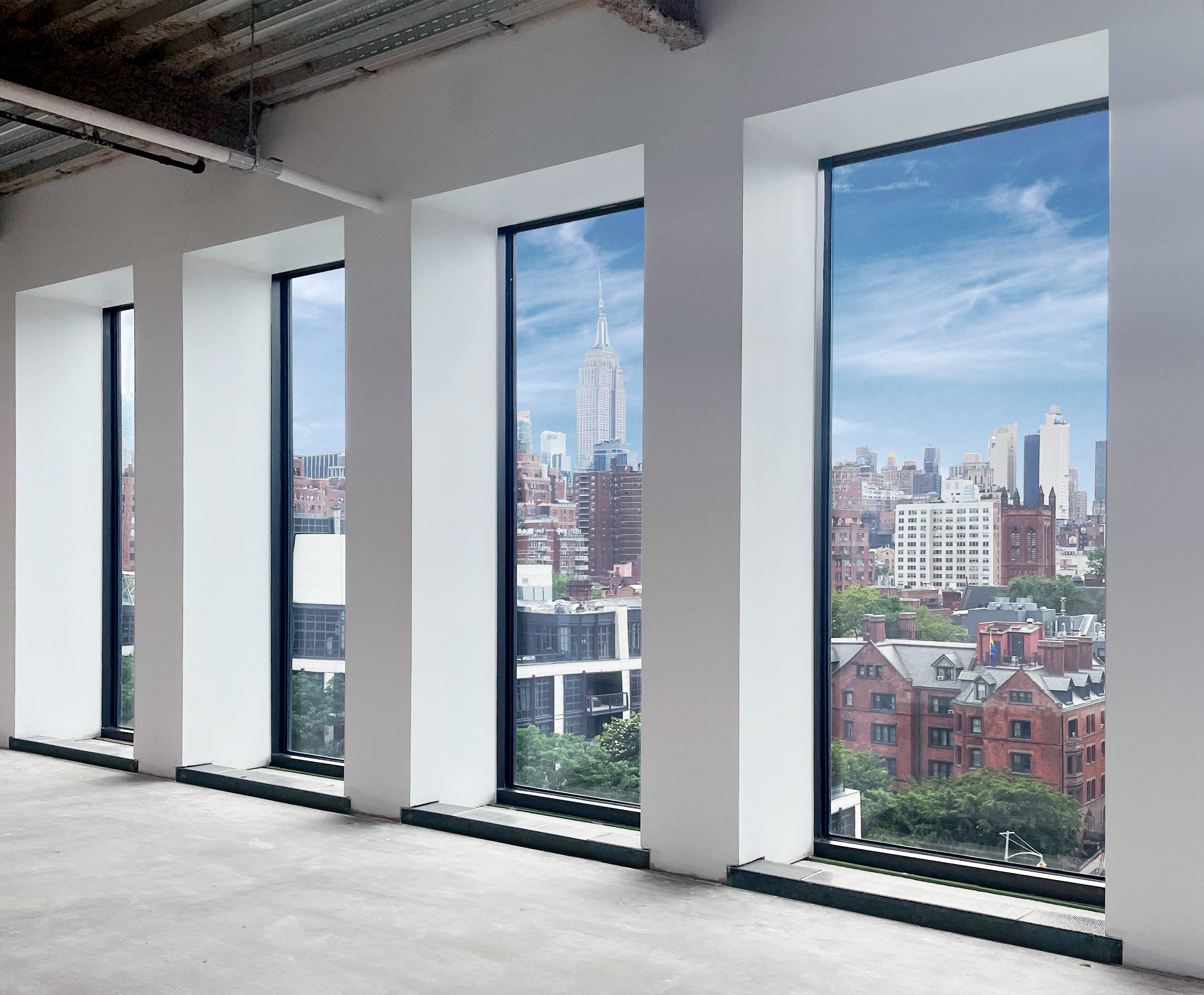 SuperLite II-XLB 120 with low-iron glass offers clear views of the New York City skyline in a zero lot line. Each individual panel has a clear view size of 11 ft. tall by 5 ft. wide. This is the largest tested and listed size of any 2 hour fire resistive glazing today.