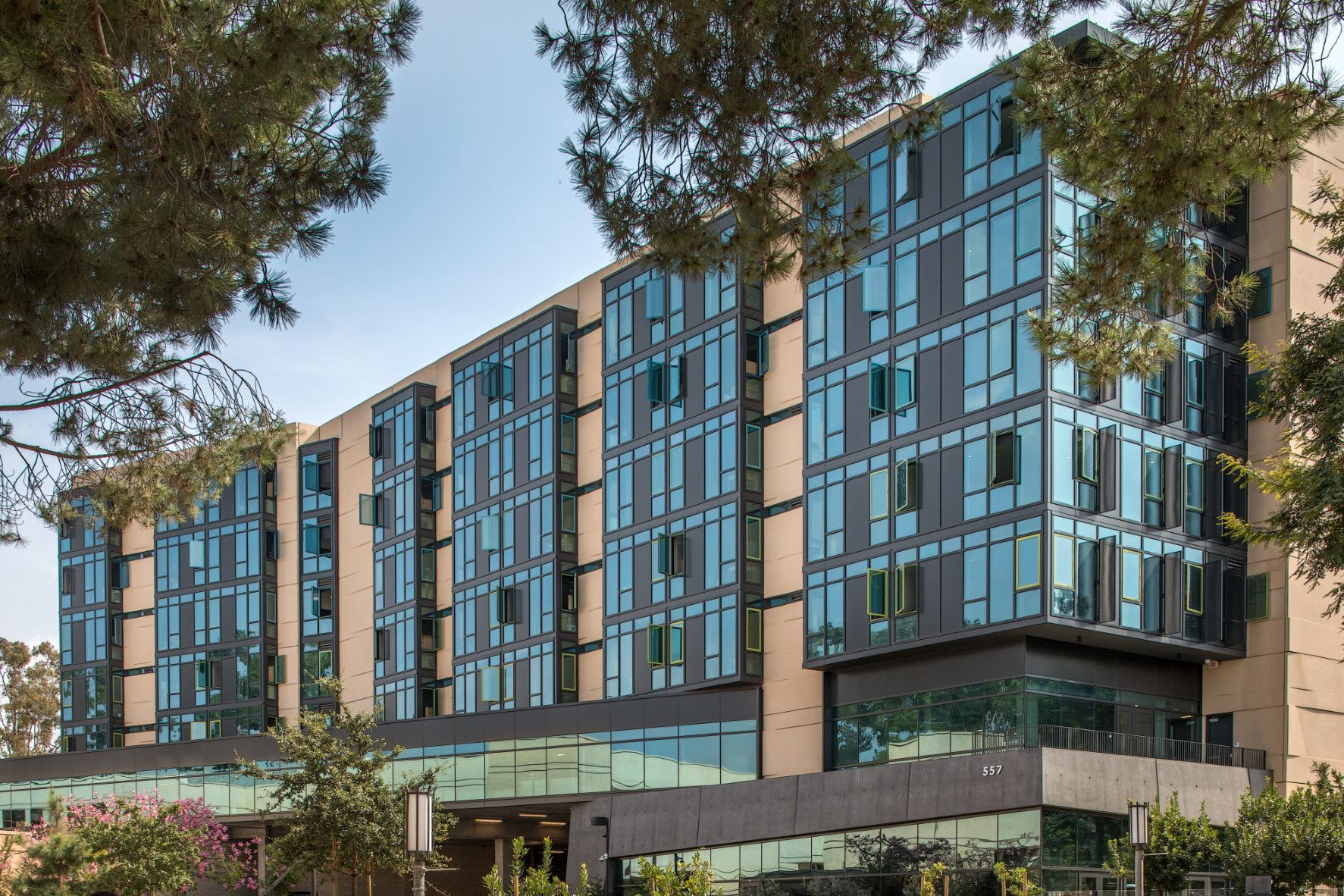 University of California, Irvine’s (UCI) living-learning community Middle Earth Expansion features Solarban® R67 (formerly Solarban® 67) Solexia® glass by Vitro Architectural Glass.