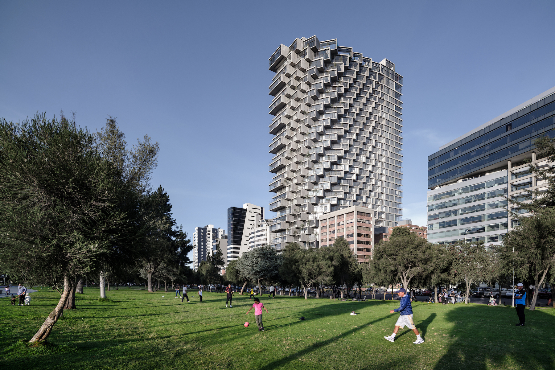 IQON, a mixed-use tower that will be Quito's tallest building. Image: BICUBIK