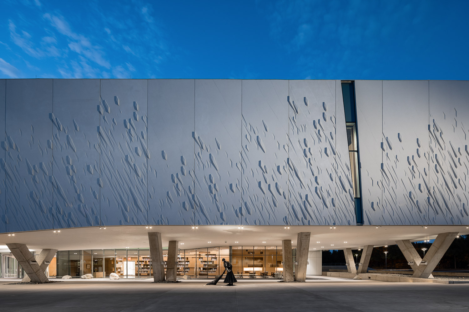 North view of the Brettell Reading Room from the exterior of the O'Donnell Athenaeum Phase I Museum. Partial View, The Sweepers by Wang Shugang. Photo: ©Mauricio Rojas, Courtesy of UT Dallas