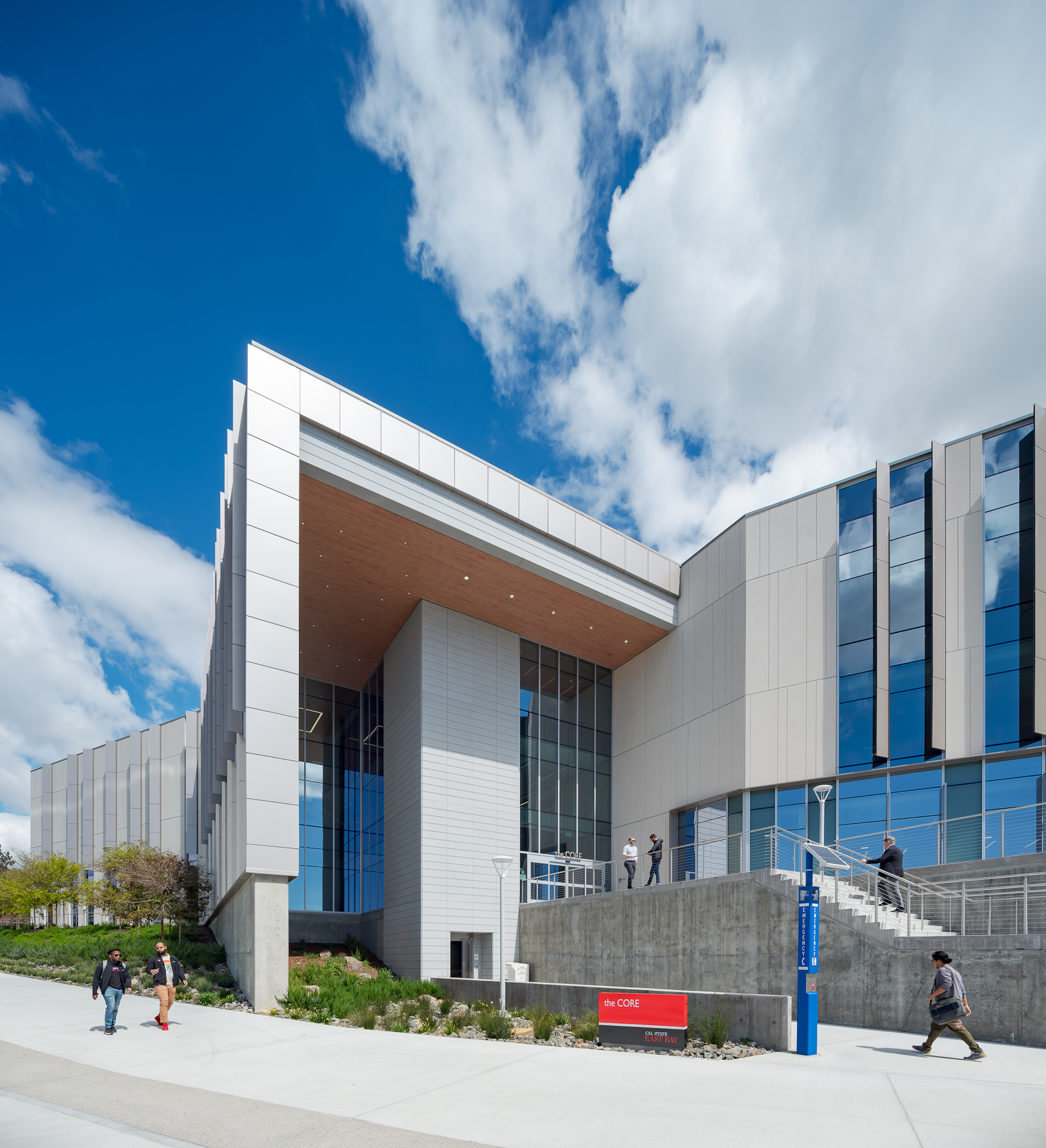 California State University, East Bay's Collaborative Opportunities for Research & Engagement (“CORE”) Building bridges upper and lower campuses Photos courtesy Anderson Brulé Architects