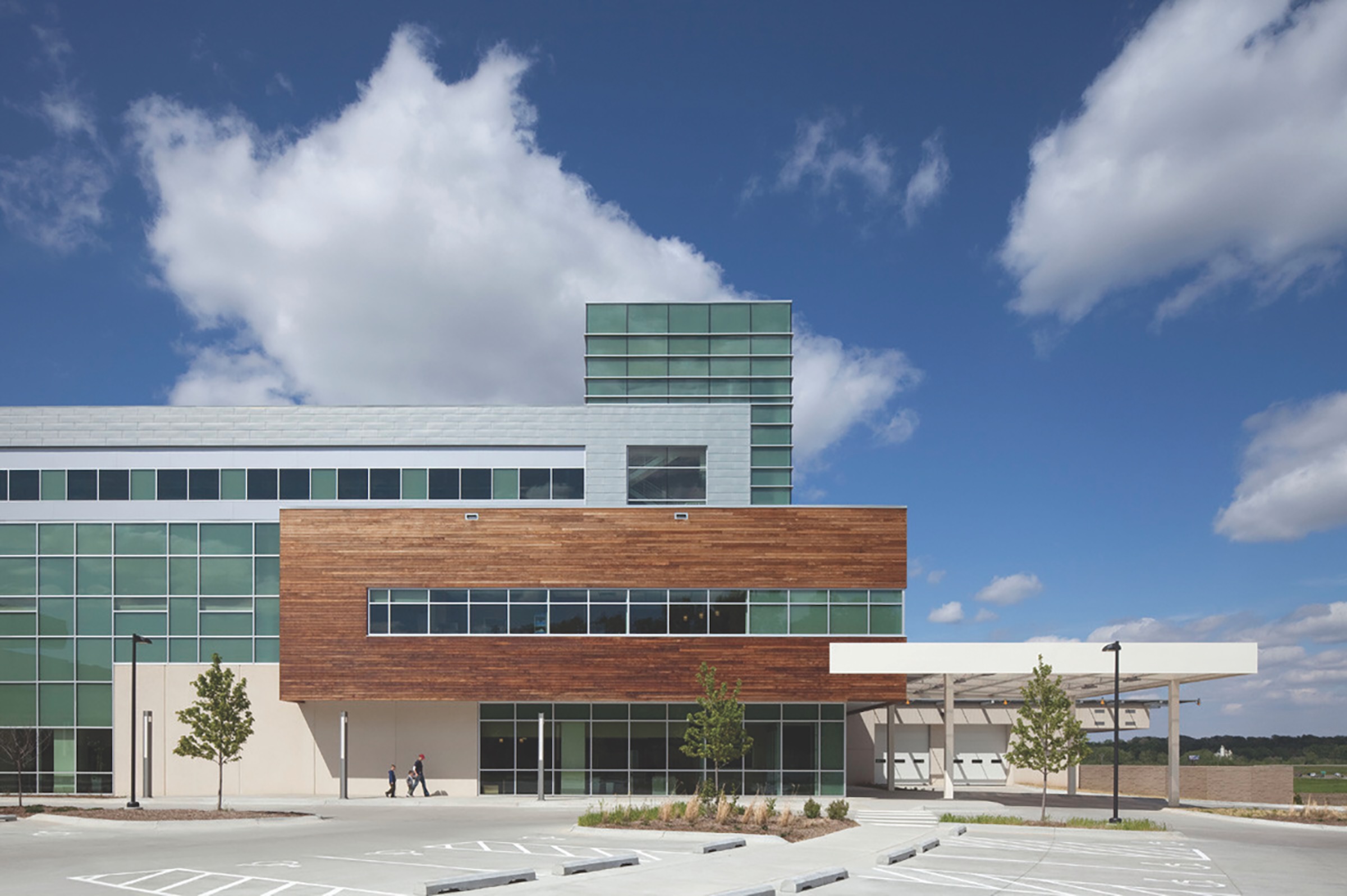 Bellevue Medical Center, like many new healthcare settings, is modeled on a hospitality environment: warm and welcoming, incorporating a modern vocabulary comprising vernacular rectilinear shapes made of natural materials including stone, wood, metal, and glass while using simple, linear forms that tie the building to the surrounding landscape. Photo: Farshid Assassi, courtesy HDR