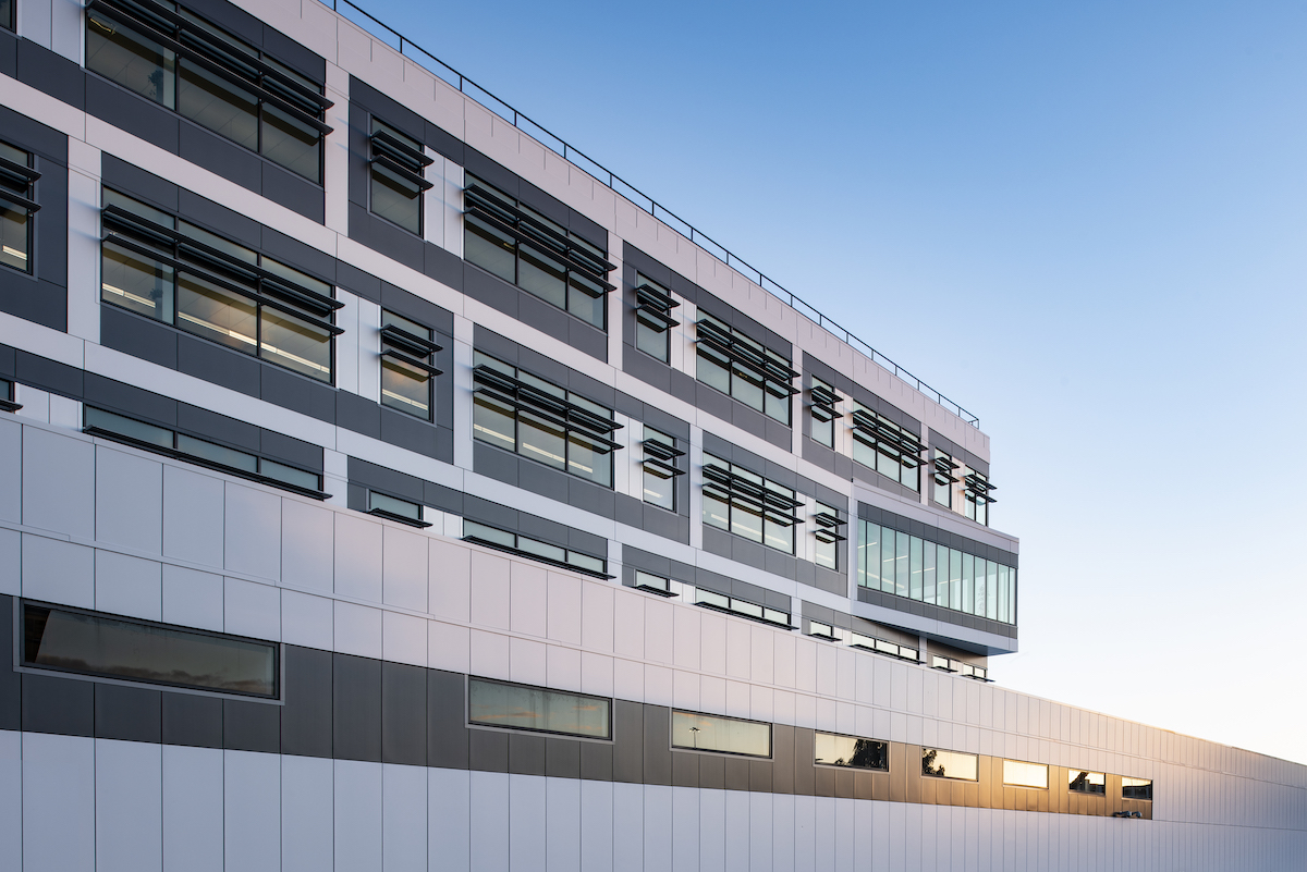 San Francisco International Airport used Kingspan’s Designwall 2000 insulated metal panels to create an architectural look for its Consolidated Administration Campus. Kingspan panels help earn LEED points for energy modeling, lower energy use, energy intensity, recycled content, and reduction of volatile organic compounds.